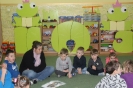 Czytanie bajki przez mamę Piotrusia Rabuszko w ramach akcji Cała Polska Czyta Dzieciom