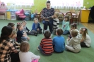 Czytanie bajki przez mamę Tymka Mierzwy w ramach akcji Cała Polska Czyta Dzieciom