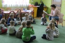 Czytanie bajki przez mamę Zuzi i Szymka Ryznar w ramach akcji Cała Polska Czyta Dzieciom