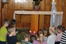 Modlitwy dzieci w kaplicy w czasie Adwentu